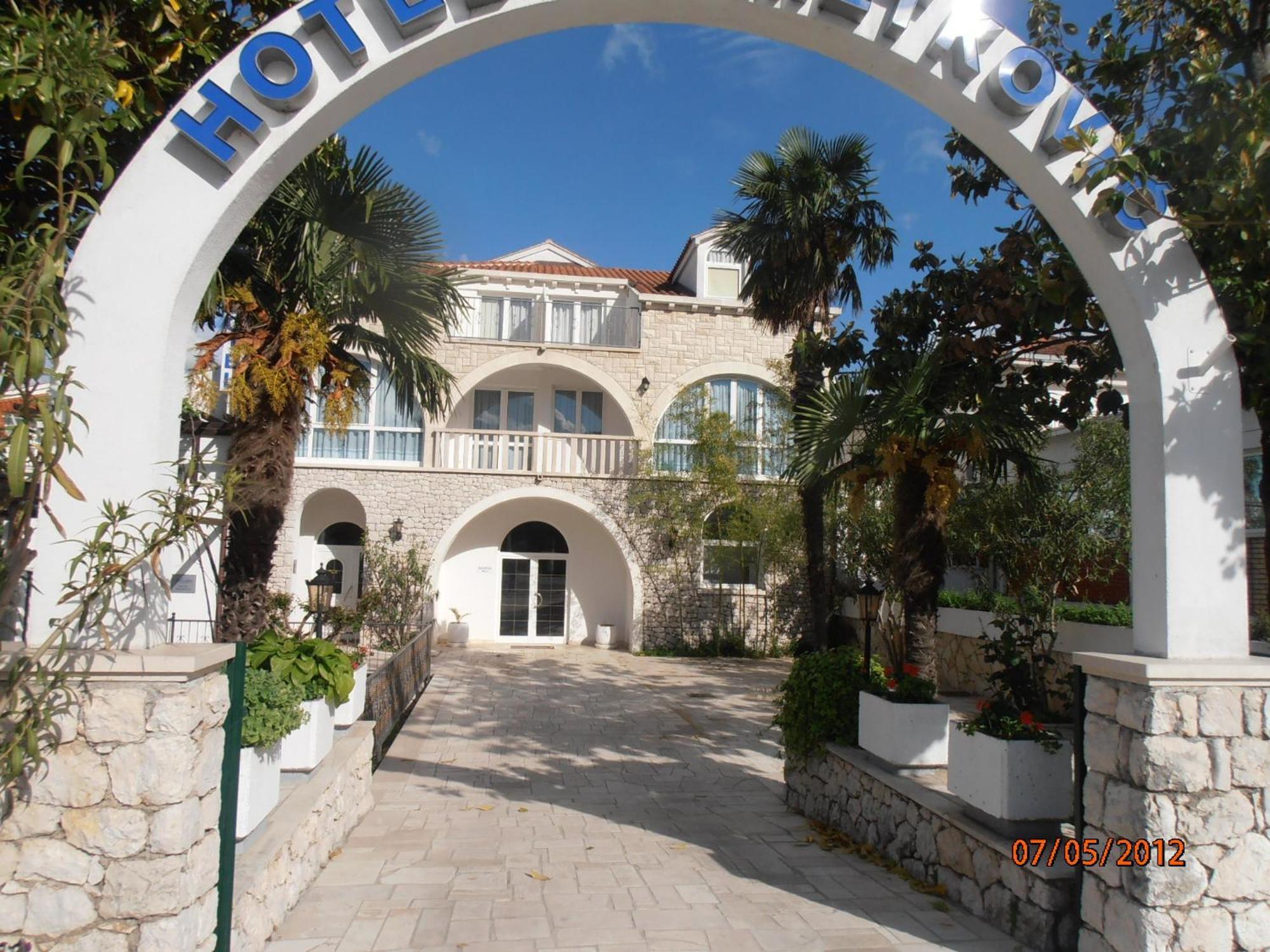 Hotel Metkovic Exterior photo